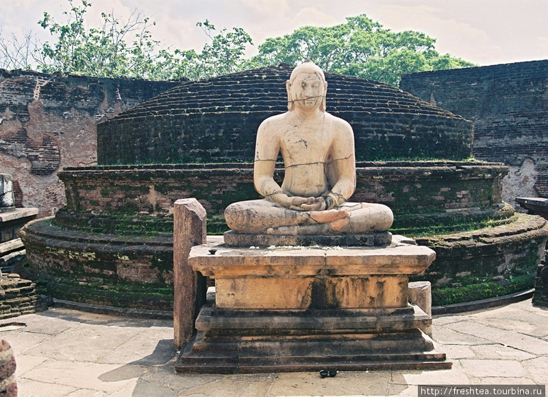 Внутри храма Ватадаге. Шри-Ланка