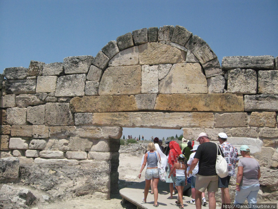 Врата в город Хиераполис Памуккале (Иерополь античный город), Турция