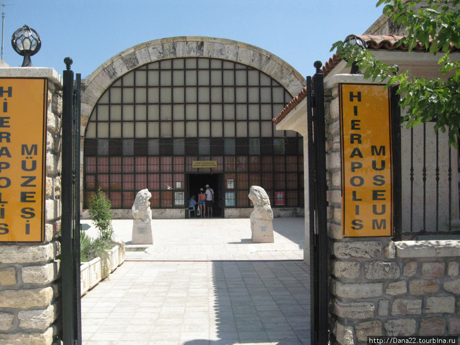 Исторический музей распологается в здании бывших терм, которые во времена Византии перестроили в церковь. Памуккале (Иерополь античный город), Турция