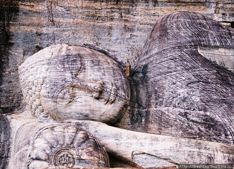 Лежащий Будда в Гал Вихара — самая крупная из скульптур, вырезанных в цельном массиве. В наши дни это  одна из самых известных достопримечательностей Шри-Ланки: и по масштабу, и по технике исполнения, и по силе впечатления. Шри-Ланка