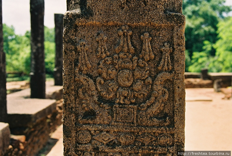 Каменная резьба на колоннах, поддерживавших крышу Палаты заседаний, и сегодня восхищает своей изысканностью. Шри-Ланка