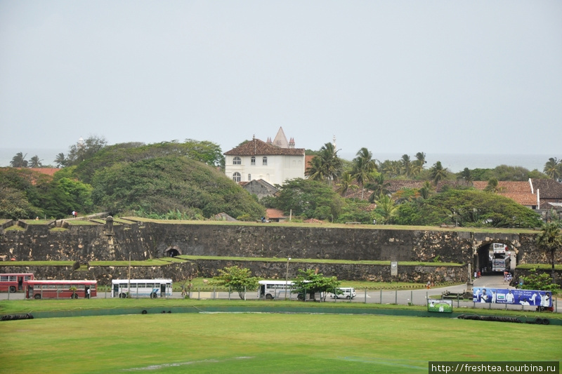 Все 12 бастионов Галле, построенных голландцами на месте более раннего, португальского форта Санта Крус, сохранились до наших дней, как и городская застройка внутри крепостных стен. Шри-Ланка