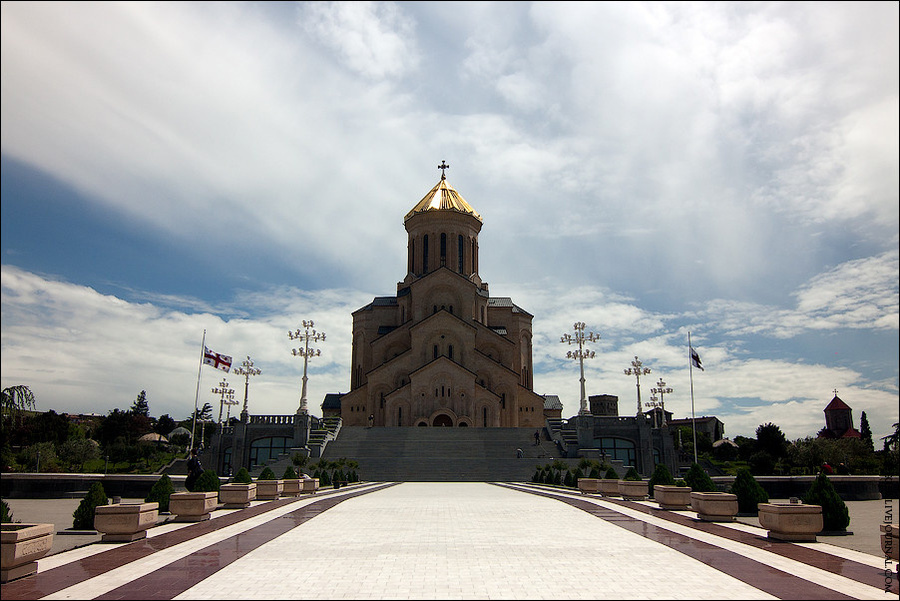 Территория собора со всеми остальными постройками довольно большая и включает множество различных зданий Тбилиси, Грузия