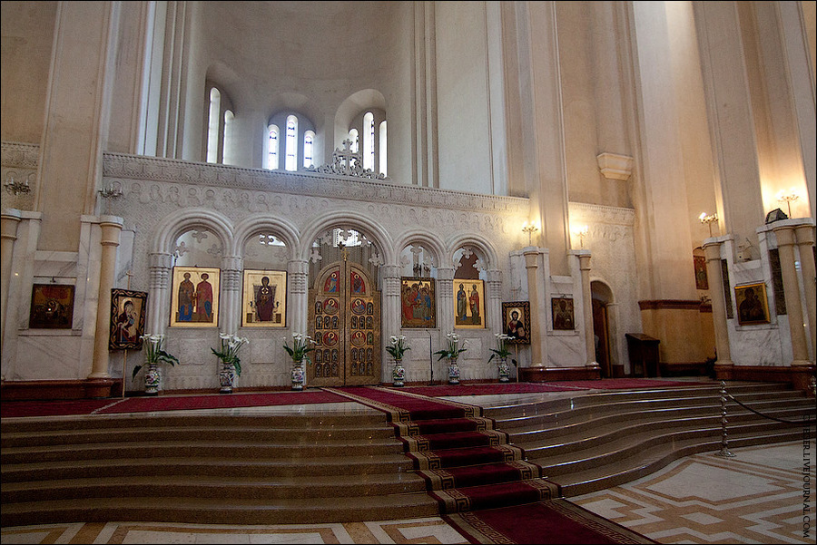 В храме развешано множество всевозможных икон, и каждый прихожанин молится и целует у своего почитателя, ставит около него свечки Тбилиси, Грузия