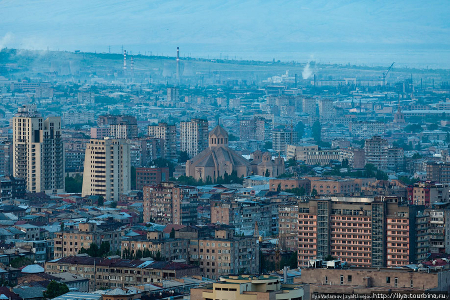 Про сам город я уже писал в первом посте. К концу поездки мое отношение к Еревану не изменилось — дряхлый, пыльный советский город. Арагац гора (4095м), Армения
