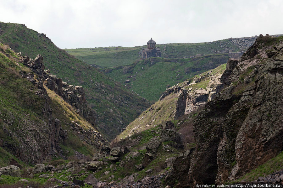 На склоне горы на высоте 2140 метров находится замок Амберд. Арагац гора (4095м), Армения