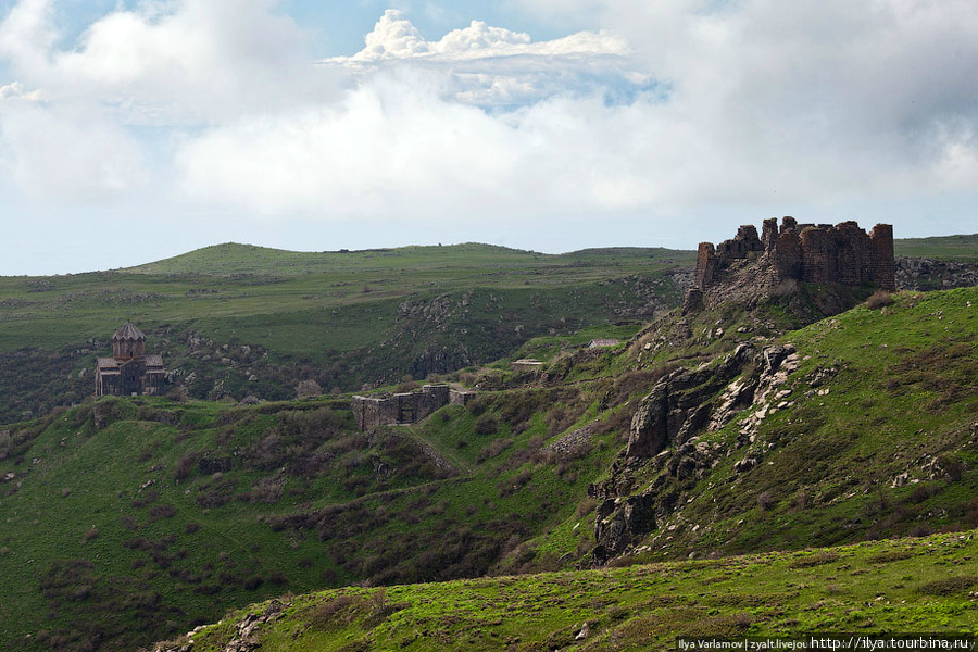 Предполагается, что замок был основан князьями Камсаракан, затем замок перешёл во владения армянского военачальника Ваграма Пахлавуни. Впоследствии он был куплен армянскими правителями из династии Багратуни, превратившими замок в основной форпост своего царства. Церковь была построена в 1026 году. Арагац гора (4095м), Армения