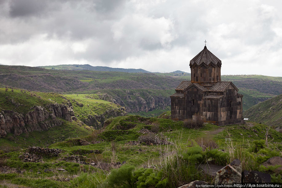 Церковь Вагрмашен была основана в XI веке близ армянской крепости Амберд, находящейся на склоне горы Арагац. Крепость и церковь стоят на скалистой местности, рядом протекают реки Амберд и Аркашен. В X веке сооружения принадлежали князьям Пахлавуни, а в 1236 году они были сожжены монголами, и после этого их не перестраивали. Арагац гора (4095м), Армения