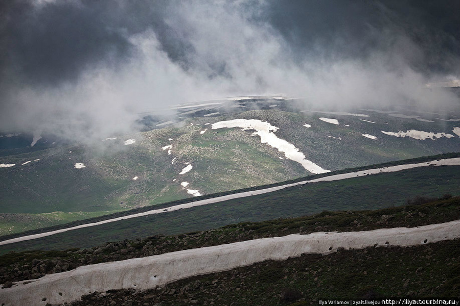 Арагац — самый высокий горный массив в современной Армении. Высота горы составляет 4094 метра. Протяжение горного массива с востока на запад до 40 км, с севера на юг — до 35 км. Скаты внизу покрыты лесом, выше — лугами. Арагац гора (4095м), Армения