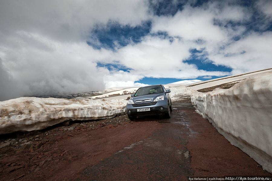 Дорога портится, лежит снег... Арагац гора (4095м), Армения