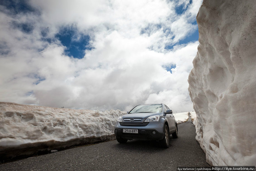 Снега становится все больше, но дорога чистая. Высота снежных откосов достигает 5 метров. Арагац гора (4095м), Армения