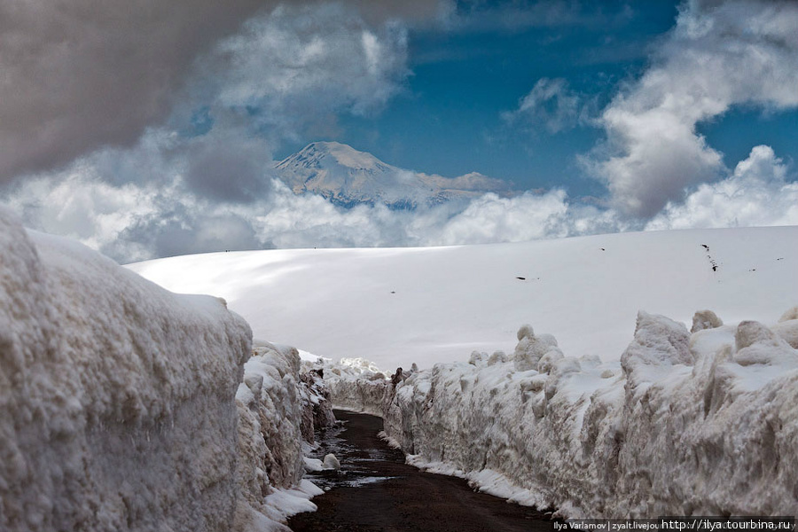 Дорога. Зимой она закрыта, открывают ее в конце мая. Арагац гора (4095м), Армения