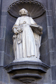 Статуя на фасаде