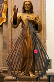 Статуя в соборе