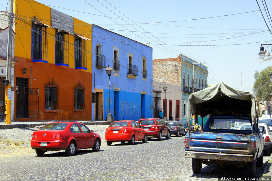 Улица у школы Пуэбла, Мексика