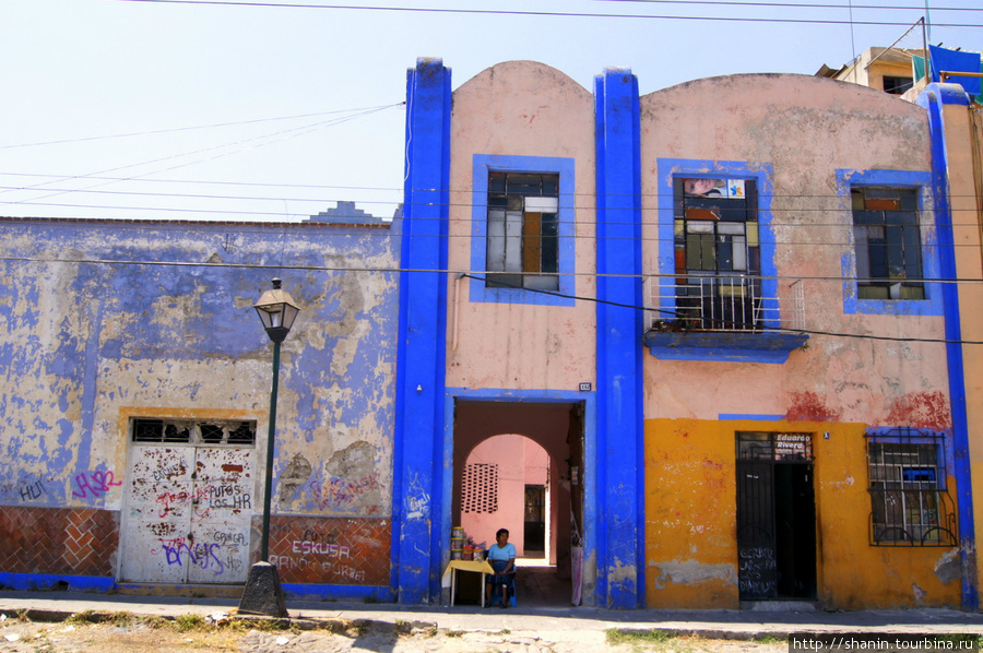 Здание напротив школы Пуэбла, Мексика