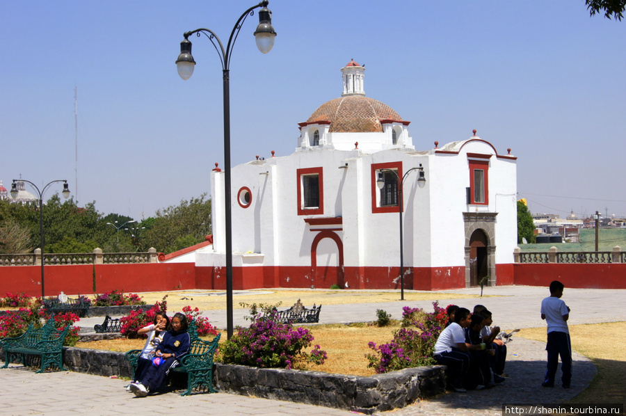 В школьном дворе Пуэбла, Мексика