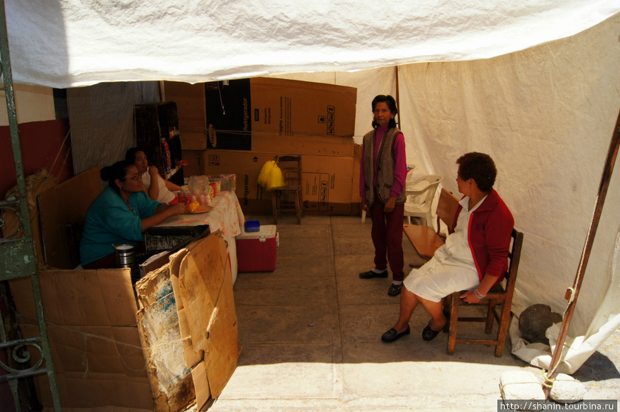 Торговцы на территории школы Пуэбла, Мексика