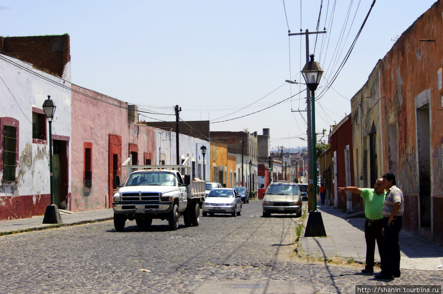 Улица перед школой Пуэбла, Мексика