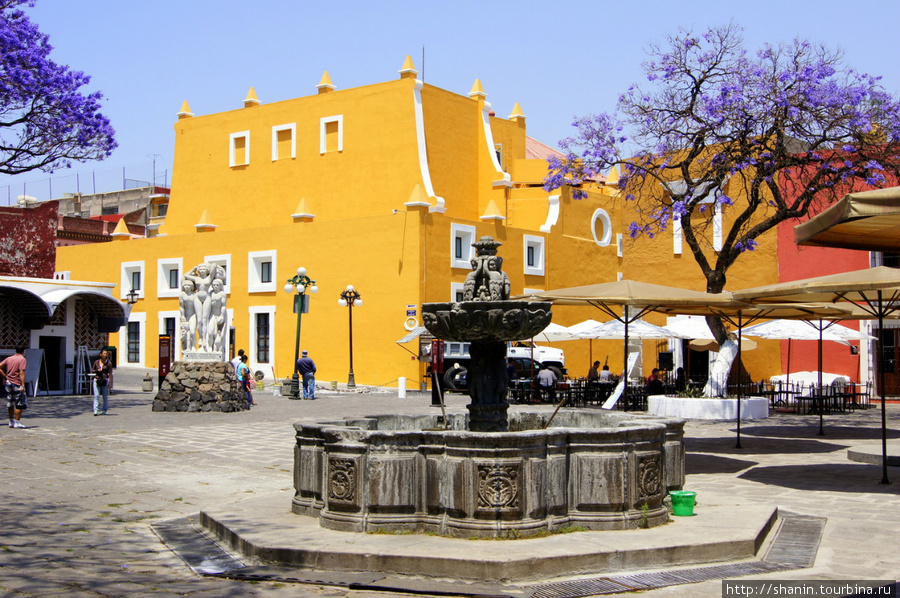 Фонтан на площади перед галереей Пуэбла, Мексика