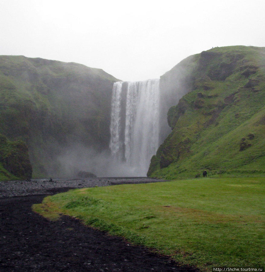таким открывает водопад с дороги 1 Скогар, Исландия