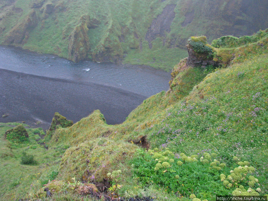 еще не самый верх, а вниз глядеть уже страшно Скогар, Исландия