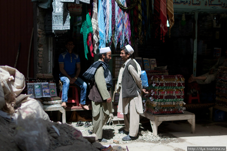 Как и полагается восточному городу — Кабул один большой рынок. Движение на улицах сложное. Светофоров нет, правила никто не соблюдает, на дорогах царит хаос. Кабул, Афганистан