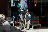 Как и полагается восточному городу — Кабул один большой рынок. Движение на улицах сложное. Светофоров нет, правила никто не соблюдает, на дорогах царит хаос.