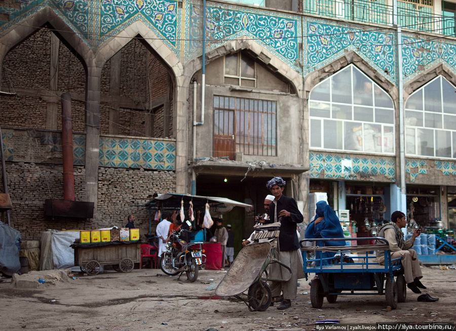 Старый город практически полностью разрушен многолетними войнами, но кое-где можно найти следы древних зданий. Кабул, Афганистан