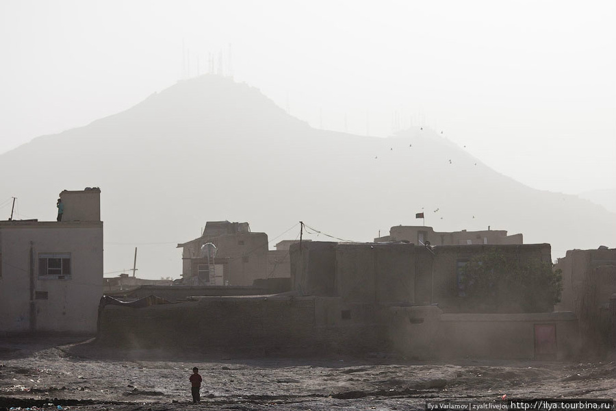 Типичный городской пейзаж. Очень пыльно. Многие носят медицинские повязки, кто-то заворачивается в шарф, чтобы не дышать пылью. Кабул, Афганистан