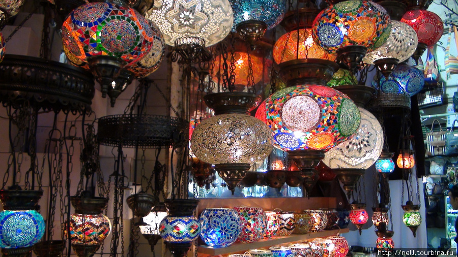 Многообразие ярких ламп завлекает глаза. Так и хочется купить ламы разных дизайнов.. Стамбул, Турция