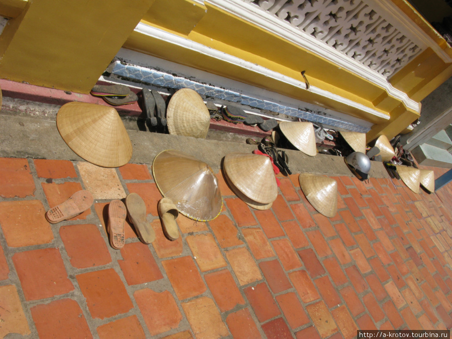 При входе в храм снимают обувь и шляпы Юго-Восточный регион, Вьетнам