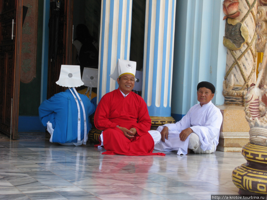 В ожидании начала богослужения, старики-каодаисты Юго-Восточный регион, Вьетнам