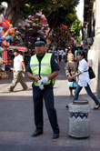 Полицейский охраняет порядок на улице 5 мая