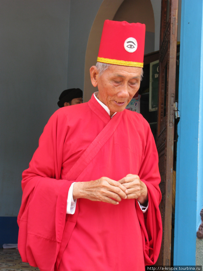 Дедушки в красном, жёлтом и синем — очень старые, им лет по 80, наверное священнослужители Юго-Восточный регион, Вьетнам