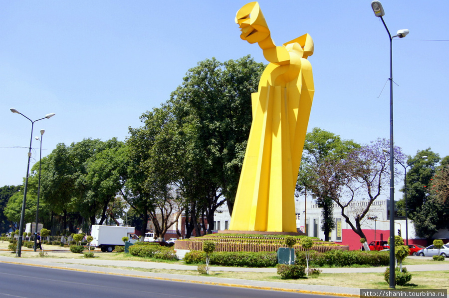 Желтый монумент на площади Аналко в Пуэбле Пуэбла, Мексика