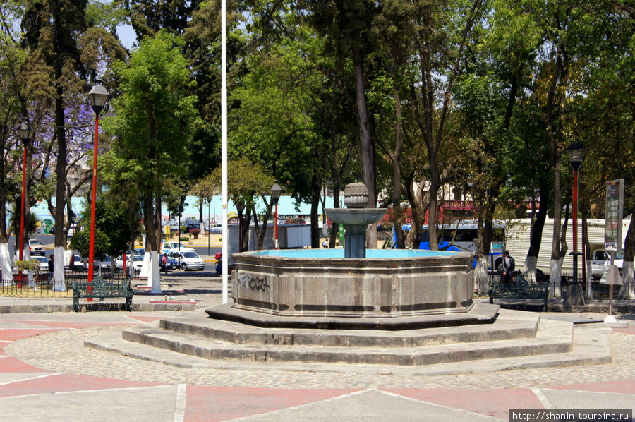 На площади Аналко в Пуэбле есть фонтан Пуэбла, Мексика