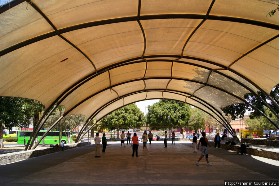 Крытая волейбольная площадка на площади Аналко в Пуэбле Пуэбла, Мексика