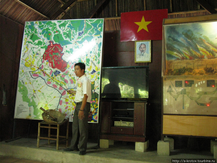 Гид в музее объясняет расположение тоннелей и методы борьбы с американцами Юго-Восточный регион, Вьетнам
