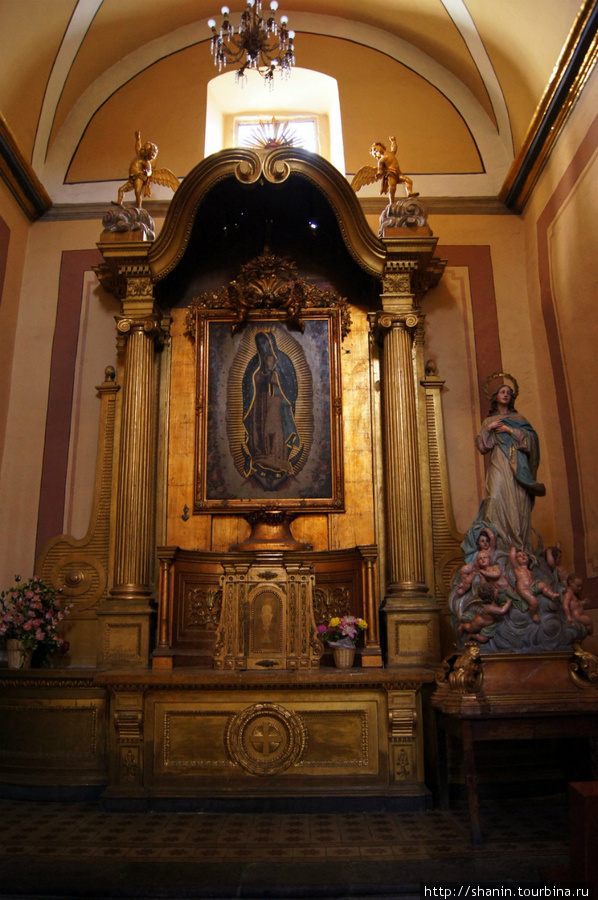 В церкви Санто Доминго Пуэбла, Мексика