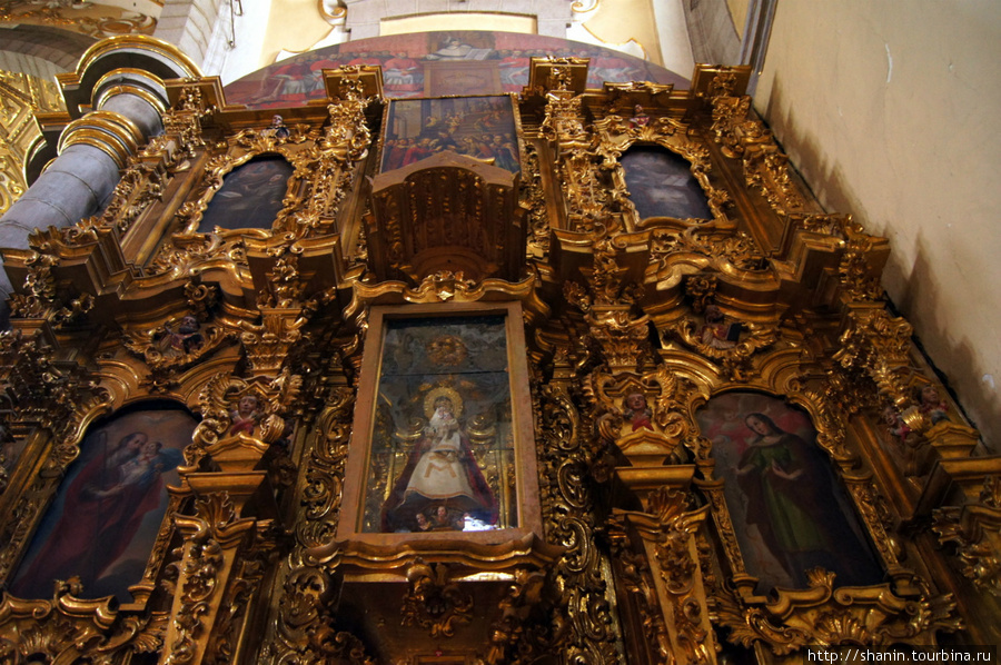 В церкви Санто Доминго Пуэбла, Мексика