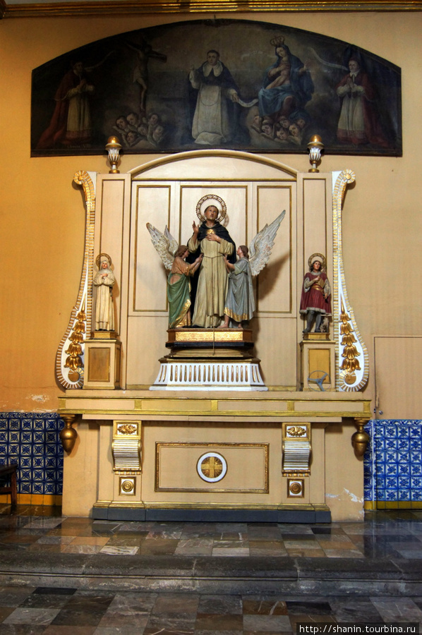 В церкви Санто Доминго в Пуэбле Пуэбла, Мексика