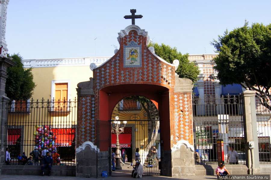 Вход на территорию церкви Санто Доминго Пуэбла, Мексика
