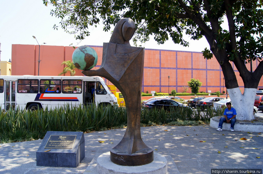 Памятник женщине с глобусом Пуэбла, Мексика