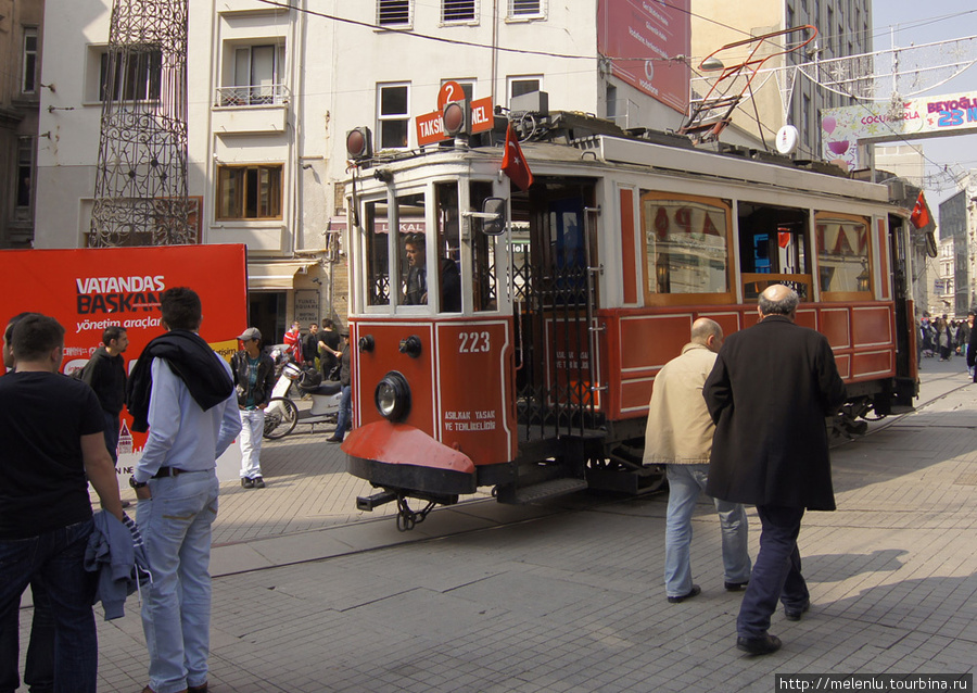 Ретро-трамвай на площади 