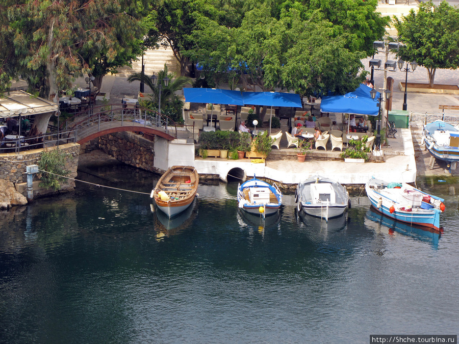 кафе, уютно расположившиеся по обоим берегам озера Агиос-Николаос, Греция