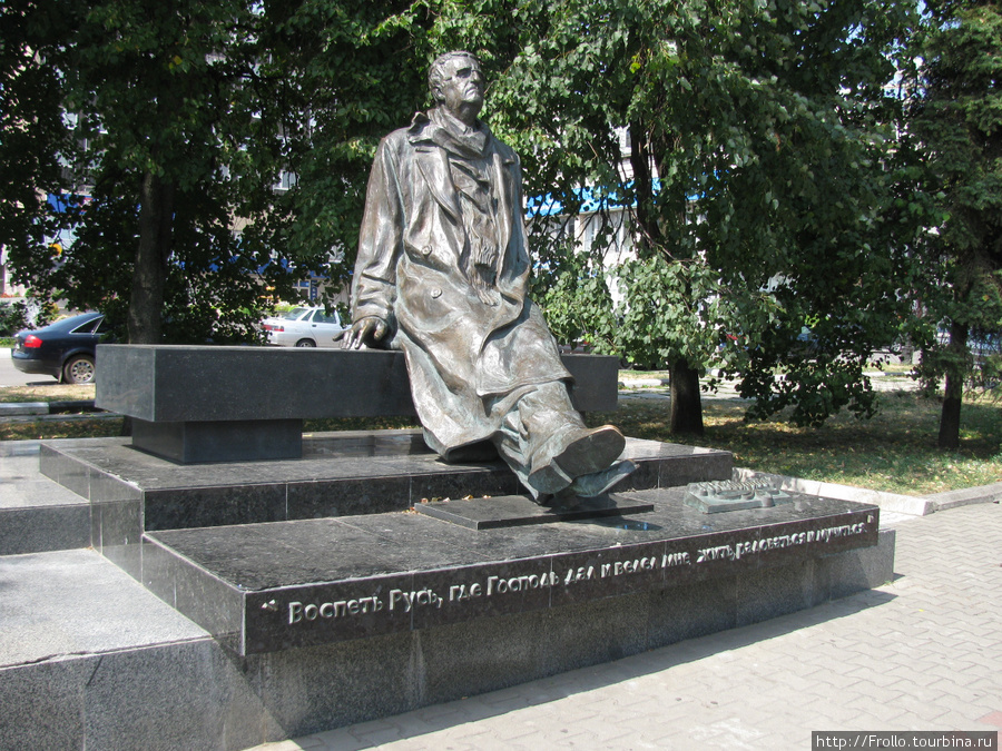 Памятник Свиридову Г.В. — рускому композитору и пианисту. Курск, Россия