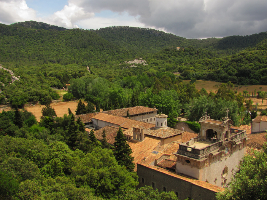 Высоко в горах Трамунтана притаился монастырь Льюк. Остров Майорка, Испания