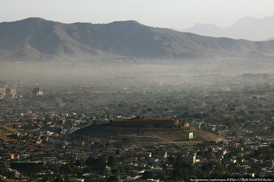 Рано утром поехали встречать рассвет. Поскольку Кабул окружен со всех сторон горами, солнце появляется там примерно через 30 минут после восхода. Баграм, Афганистан