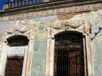 В городе, как и во многих городках Кубы видны следы былой прекрасной архитектуры.